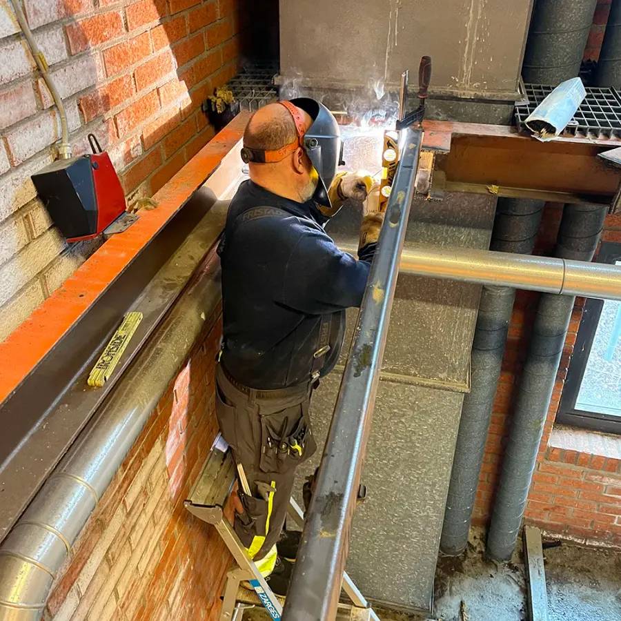 En man som utför VVS arbete i Eskilstuna