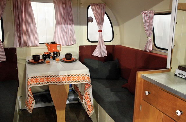 Foto av mörk husbilsklädsel som hade behövts kläs om.